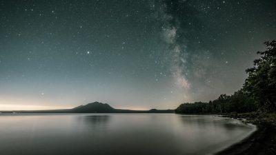 星空银河手机壁纸专辑封面——长曝光天文摄影银河高清图，星点密布蓝紫渐变天空，震撼的宇宙视野手机壁纸合集