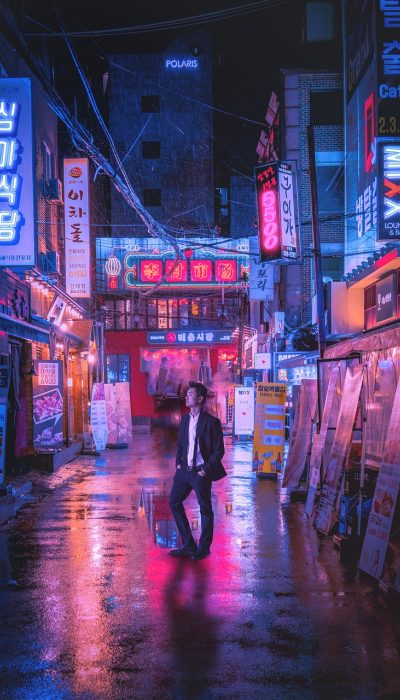 赛博朋克城市夜景手机壁纸——霓虹灯光映照在雨后街道的倒影，金红紫三色交织，超高清细节呈现未来都市氛围，适合竖屏锁屏使用